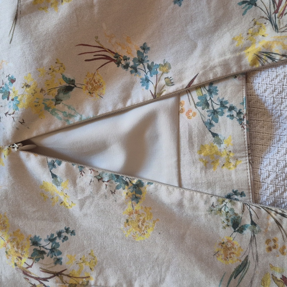 Antonio Melani Roaslie Style Pencil Skirt. Light Yellow Floral Size 2 Kick Pleat - Picture 10 of 14
